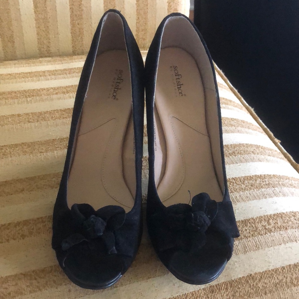 Softshoe by Medious Black Suede Size 10 Like new